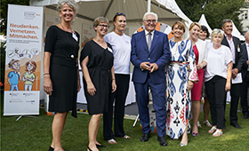 Bundespräsident Frank-Walter Steinmeier (4.v.l.) bei einem Rundgang auf dem Bürgerfest im Park von Schloss Bellevue (am Stand der Initiative "Klischeefrei"; 5.v.l. Elke Büdenbender, Ehefrau des Bundespräsidenten; 2.v.r. Familienministerin Franziska Giffey