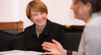 Elke Büdenbender: „Wir müssen früh damit anfangen, zu vermitteln, dass Talent nicht vom Geschlecht abhängt.“