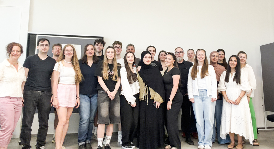 Teilnehmende am Workshop zum Pilotprojekt der Initiative Klischeefrei mit der Universit&auml;t M&uuml;nster stehen f&uuml;r ein Gruppenbild zusammen