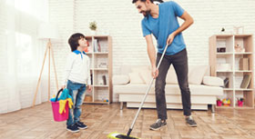 Hausarbeit von Vätern fördert klischeefreie Entwicklung von Kindern