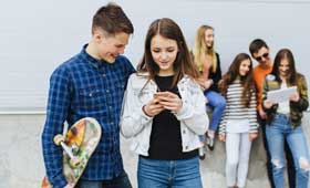 Gruppe Jugendlicher mit Skateboards und Smartphones