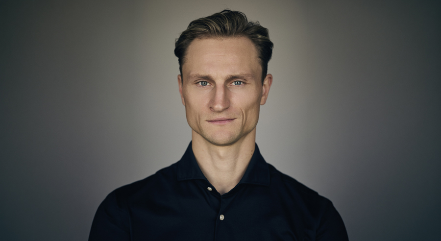 Gelesen von Oleg Tikhomirov