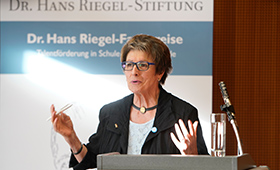 Prof. Ingeborg Henzler an einem Rednerpult