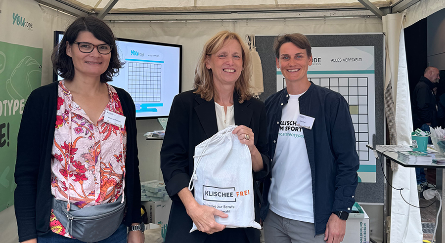 Tag der offenen Tür: Bundesbildungsministerin Karin Prien besucht Info-Stand