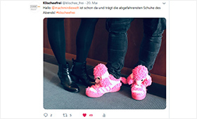 Twitter-Screenshot, zeigt ein Foto von rosafarbenen Turnschuhen mit Plüschpudel daran