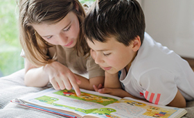 Ein Mädchen und ein Junge lesen ein Bilderbuch