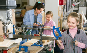 Klischeefreie Berufsorientierung: Mädchen arbeiten in der Tischlerei