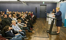 Bundesministerin Giffey würdigt in ihrer Laudatio die Arbeit der Kitas und Schulen.