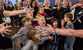 Jubelnde Kinder bei der Preisverleihung „Verein(t) für gute Kita und Schule“ 
